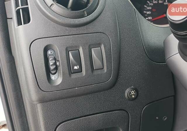 Белый Рено Мастер, объемом двигателя 2.3 л и пробегом 300 тыс. км за 20999 $, фото 32 на Automoto.ua