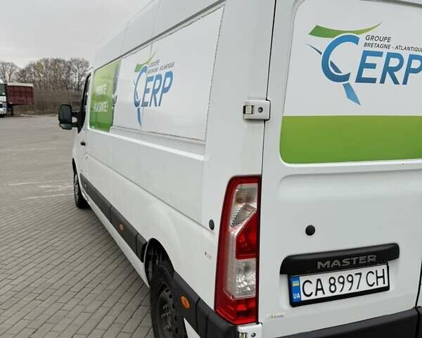 Белый Рено Мастер, объемом двигателя 2.3 л и пробегом 400 тыс. км за 12500 $, фото 3 на Automoto.ua