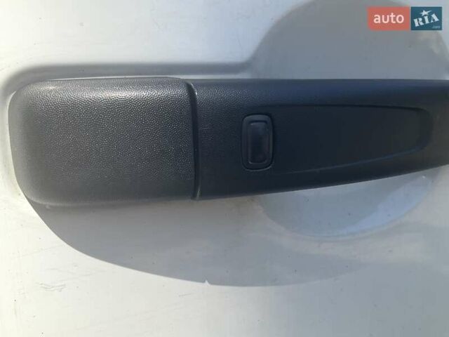 Белый Рено Мастер, объемом двигателя 2.3 л и пробегом 289 тыс. км за 12300 $, фото 7 на Automoto.ua