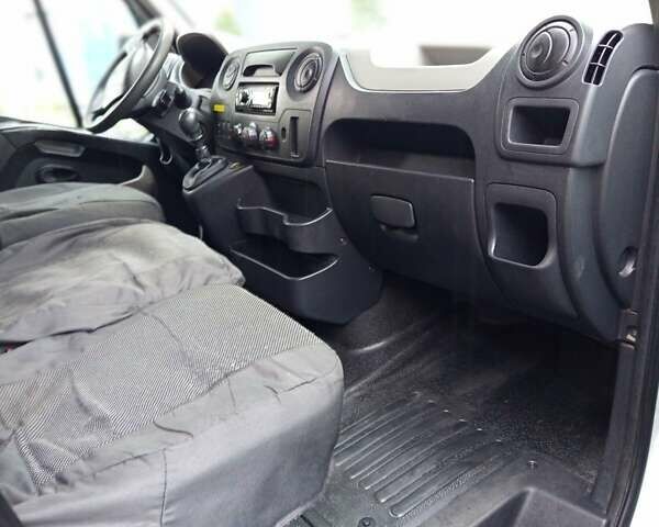 Белый Рено Мастер, объемом двигателя 2.3 л и пробегом 330 тыс. км за 12450 $, фото 2 на Automoto.ua