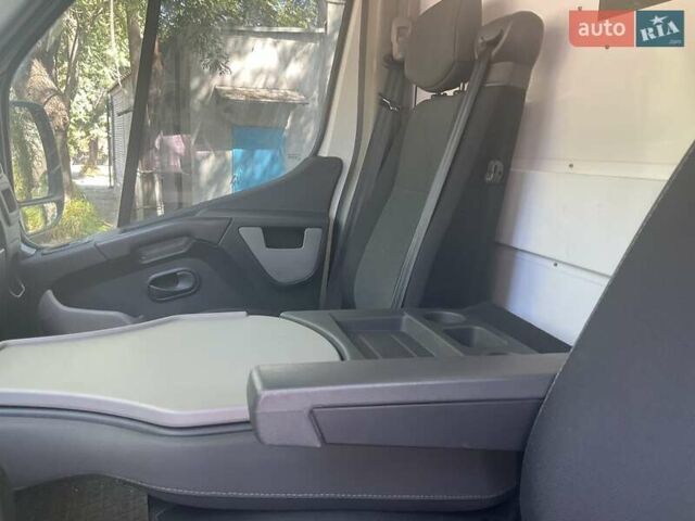 Белый Рено Мастер, объемом двигателя 2.3 л и пробегом 289 тыс. км за 12300 $, фото 14 на Automoto.ua