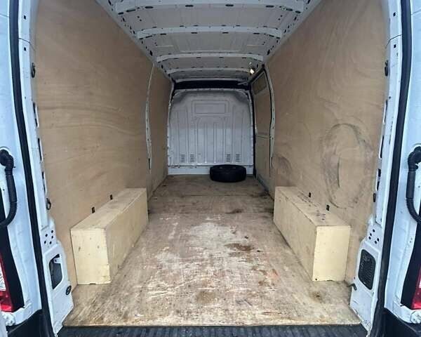 Белый Рено Мастер, объемом двигателя 2.3 л и пробегом 290 тыс. км за 13000 $, фото 5 на Automoto.ua
