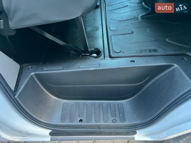 Белый Рено Мастер, объемом двигателя 2.3 л и пробегом 225 тыс. км за 16500 $, фото 31 на Automoto.ua