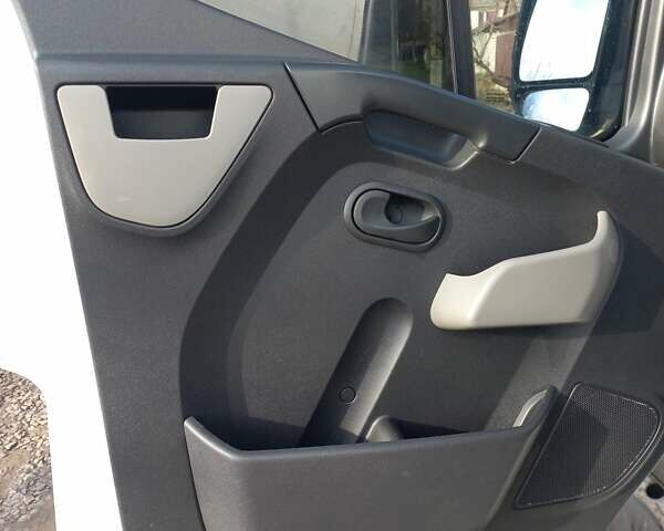 Белый Рено Мастер, объемом двигателя 2.3 л и пробегом 305 тыс. км за 14500 $, фото 19 на Automoto.ua