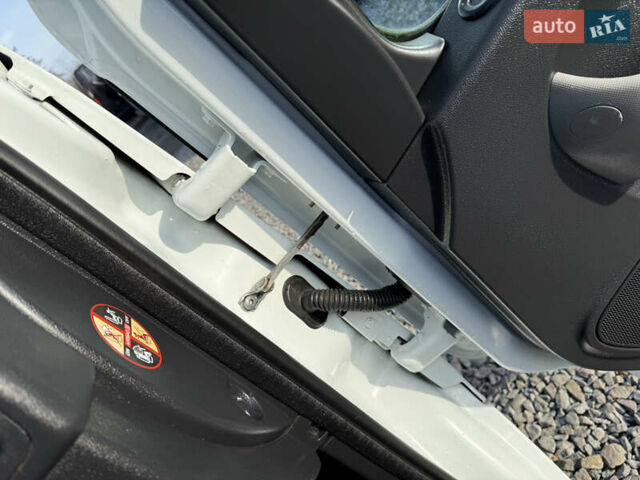 Белый Рено Мастер, объемом двигателя 2.3 л и пробегом 250 тыс. км за 15800 $, фото 16 на Automoto.ua