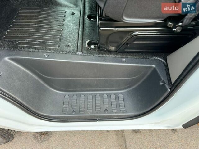 Белый Рено Мастер, объемом двигателя 2.3 л и пробегом 204 тыс. км за 23500 $, фото 63 на Automoto.ua