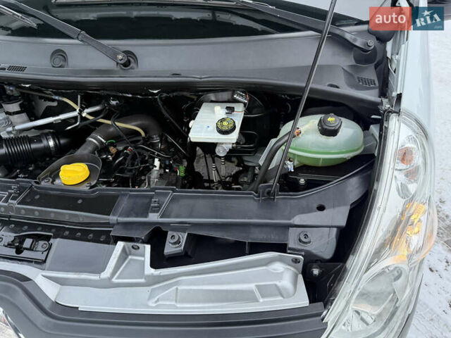 Белый Рено Мастер, объемом двигателя 2.3 л и пробегом 280 тыс. км за 17500 $, фото 97 на Automoto.ua