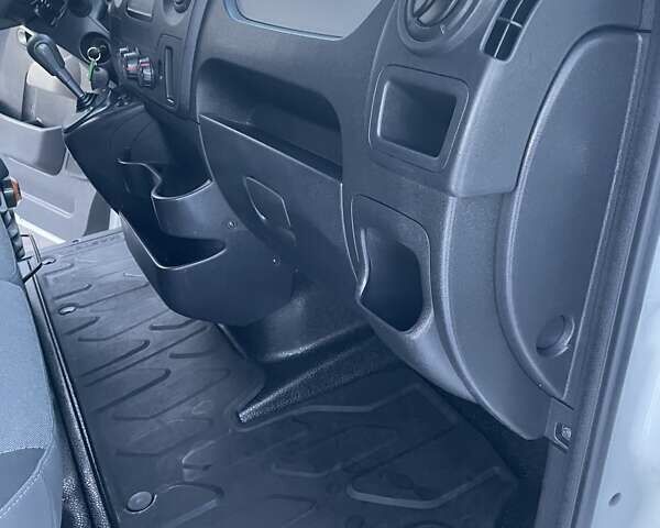 Белый Рено Мастер, объемом двигателя 2.3 л и пробегом 290 тыс. км за 15300 $, фото 32 на Automoto.ua