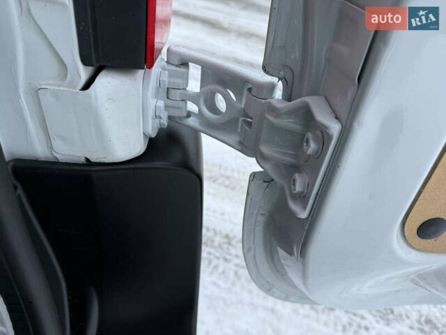 Белый Рено Мастер, объемом двигателя 2.3 л и пробегом 280 тыс. км за 17500 $, фото 69 на Automoto.ua