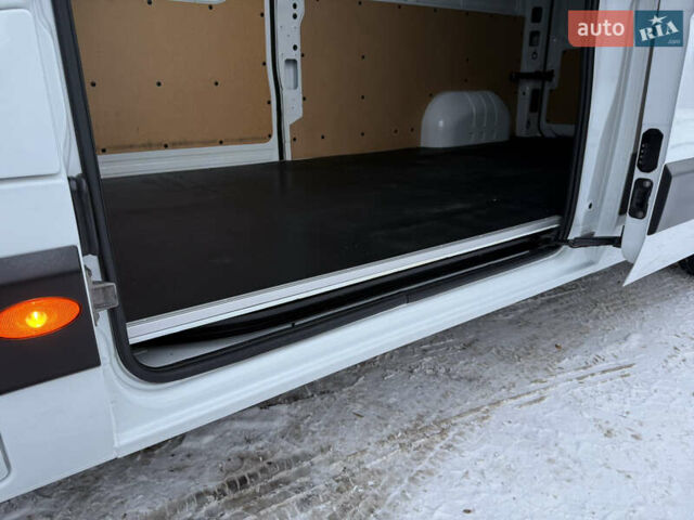 Белый Рено Мастер, объемом двигателя 2.3 л и пробегом 280 тыс. км за 17500 $, фото 82 на Automoto.ua