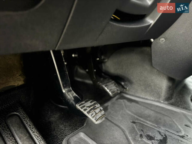 Белый Рено Мастер, объемом двигателя 2.3 л и пробегом 80 тыс. км за 16999 $, фото 16 на Automoto.ua