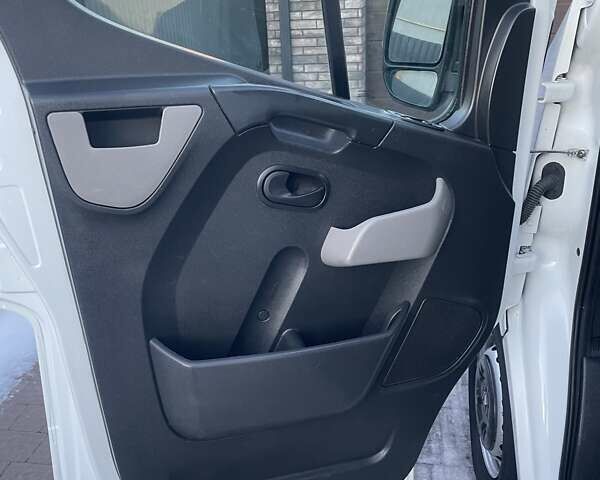 Белый Рено Мастер, объемом двигателя 2.3 л и пробегом 290 тыс. км за 15300 $, фото 19 на Automoto.ua