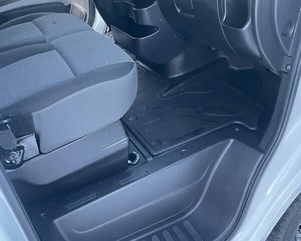 Белый Рено Мастер, объемом двигателя 2.3 л и пробегом 290 тыс. км за 15300 $, фото 31 на Automoto.ua