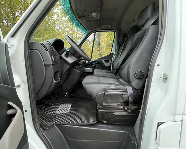 Белый Рено Мастер, объемом двигателя 2.3 л и пробегом 425 тыс. км за 12800 $, фото 4 на Automoto.ua