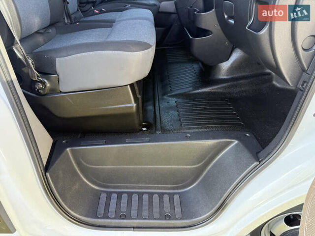 Білий Рено Мастєр, об'ємом двигуна 0 л та пробігом 217 тис. км за 19700 $, фото 56 на Automoto.ua