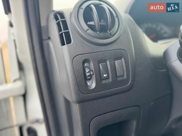 Белый Рено Мастер, объемом двигателя 2.3 л и пробегом 187 тыс. км за 16600 $, фото 27 на Automoto.ua