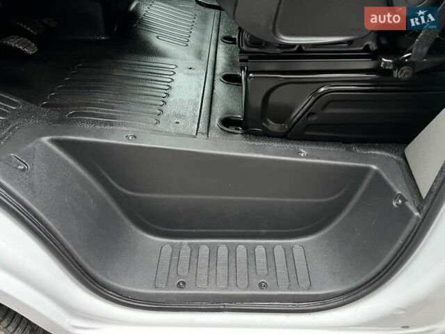 Белый Рено Мастер, объемом двигателя 2.3 л и пробегом 195 тыс. км за 17400 $, фото 22 на Automoto.ua