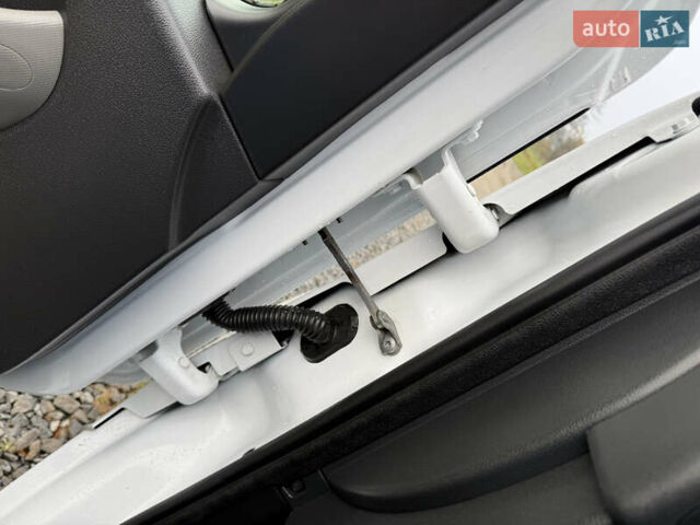 Білий Рено Мастєр, об'ємом двигуна 2.3 л та пробігом 2 тис. км за 16800 $, фото 21 на Automoto.ua