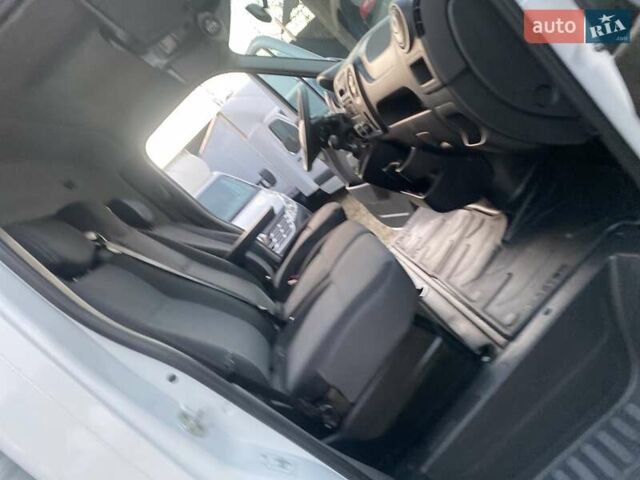 Белый Рено Мастер, объемом двигателя 2.3 л и пробегом 198 тыс. км за 18800 $, фото 56 на Automoto.ua