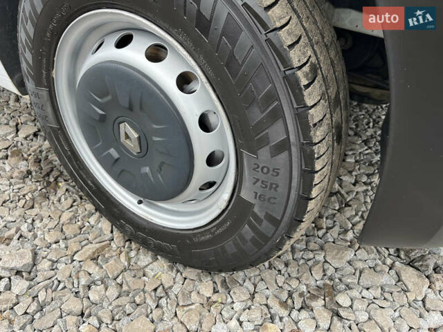 Белый Рено Мастер, объемом двигателя 2.3 л и пробегом 280 тыс. км за 15300 $, фото 57 на Automoto.ua