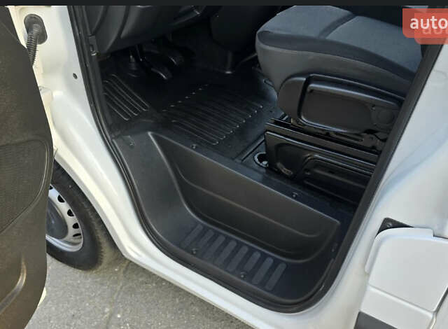 Білий Рено Мастєр, об'ємом двигуна 2.3 л та пробігом 187 тис. км за 17800 $, фото 5 на Automoto.ua