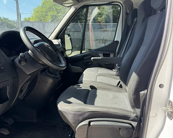 Белый Рено Мастер, объемом двигателя 2.3 л и пробегом 400 тыс. км за 15000 $, фото 10 на Automoto.ua