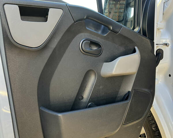 Білий Рено Мастєр, об'ємом двигуна 2.3 л та пробігом 280 тис. км за 18250 $, фото 14 на Automoto.ua