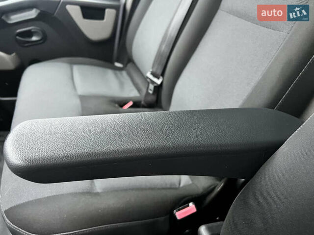 Белый Рено Мастер, объемом двигателя 2.3 л и пробегом 195 тыс. км за 17400 $, фото 26 на Automoto.ua