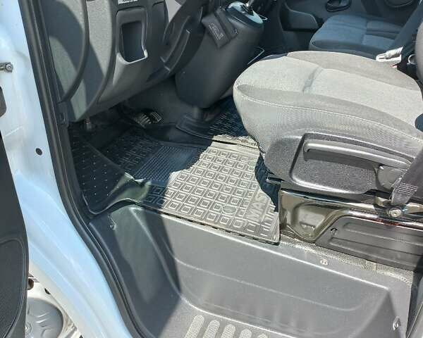 Белый Рено Мастер, объемом двигателя 2.3 л и пробегом 233 тыс. км за 16800 $, фото 3 на Automoto.ua