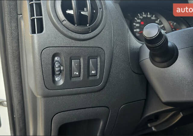 Белый Рено Мастер, объемом двигателя 2.3 л и пробегом 180 тыс. км за 17900 $, фото 17 на Automoto.ua