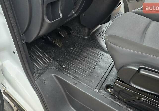 Білий Рено Мастєр, об'ємом двигуна 2.3 л та пробігом 177 тис. км за 16800 $, фото 5 на Automoto.ua