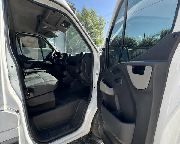 Белый Рено Мастер, объемом двигателя 2.3 л и пробегом 400 тыс. км за 15000 $, фото 7 на Automoto.ua