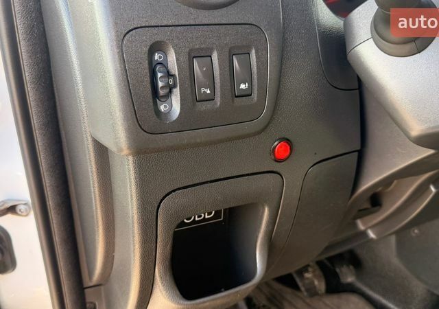 Белый Рено Мастер, объемом двигателя 2.3 л и пробегом 225 тыс. км за 21000 $, фото 31 на Automoto.ua