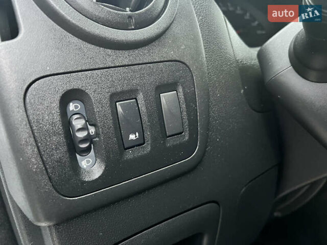 Белый Рено Мастер, объемом двигателя 2.3 л и пробегом 195 тыс. км за 17400 $, фото 29 на Automoto.ua