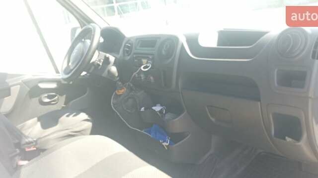 Белый Рено Мастер, объемом двигателя 2.3 л и пробегом 424 тыс. км за 16000 $, фото 2 на Automoto.ua