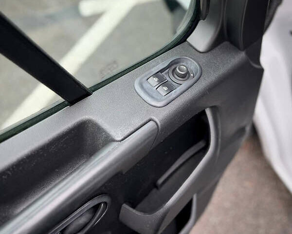 Белый Рено Мастер, объемом двигателя 2.3 л и пробегом 344 тыс. км за 17500 $, фото 17 на Automoto.ua