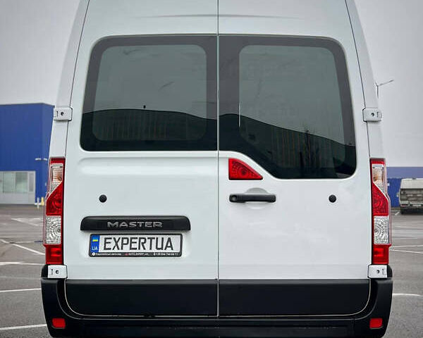 Белый Рено Мастер, объемом двигателя 2.3 л и пробегом 344 тыс. км за 17500 $, фото 3 на Automoto.ua