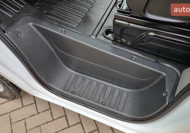 Белый Рено Мастер, объемом двигателя 2.3 л и пробегом 235 тыс. км за 18700 $, фото 14 на Automoto.ua