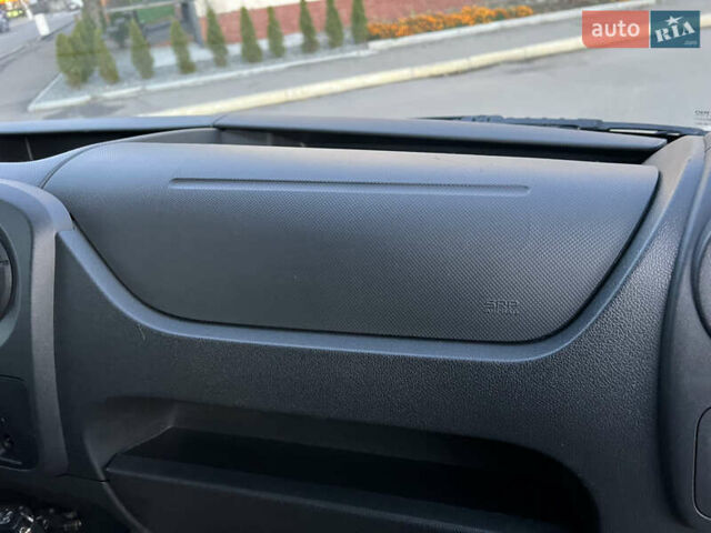 Белый Рено Мастер, объемом двигателя 2.3 л и пробегом 208 тыс. км за 18500 $, фото 51 на Automoto.ua