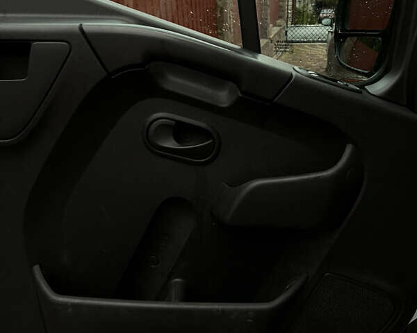 Белый Рено Мастер, объемом двигателя 2.3 л и пробегом 253 тыс. км за 19000 $, фото 11 на Automoto.ua