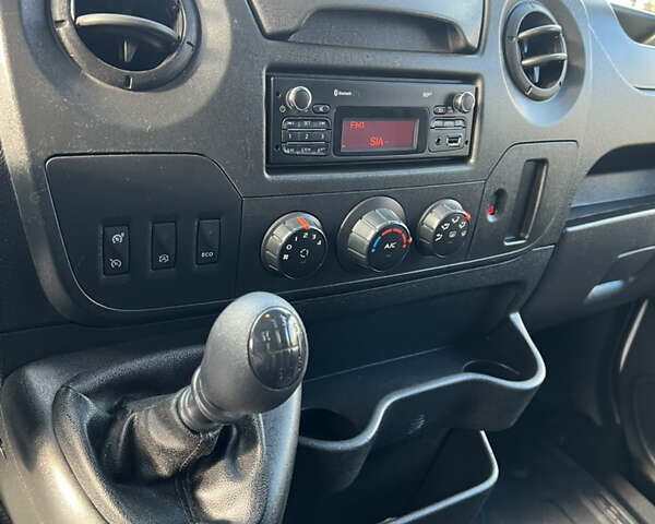 Белый Рено Мастер, объемом двигателя 2.3 л и пробегом 260 тыс. км за 16800 $, фото 14 на Automoto.ua