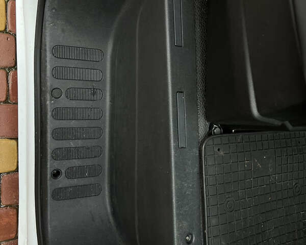 Белый Рено Мастер, объемом двигателя 2.3 л и пробегом 253 тыс. км за 19000 $, фото 13 на Automoto.ua