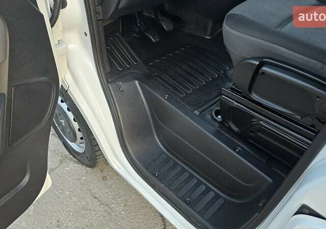 Белый Рено Мастер, объемом двигателя 2.3 л и пробегом 202 тыс. км за 17800 $, фото 5 на Automoto.ua