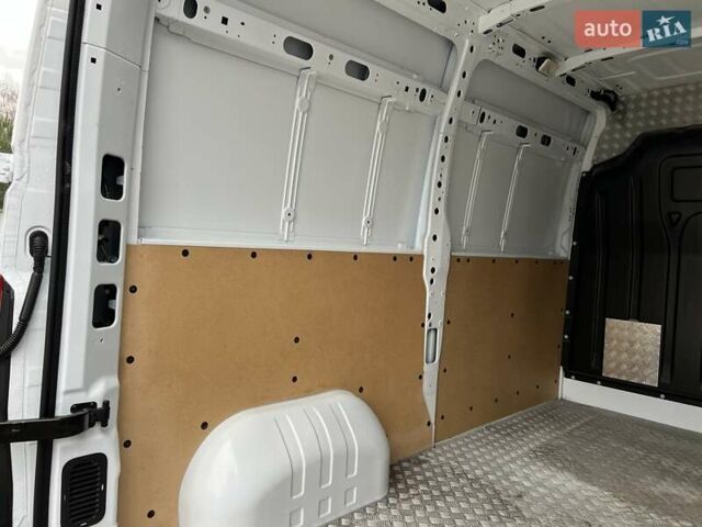 Белый Рено Мастер, объемом двигателя 2.3 л и пробегом 235 тыс. км за 18799 $, фото 26 на Automoto.ua