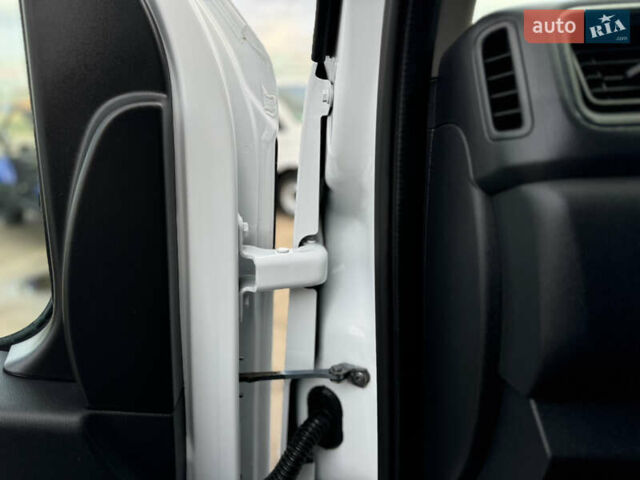 Белый Рено Мастер, объемом двигателя 2.3 л и пробегом 209 тыс. км за 21000 $, фото 51 на Automoto.ua