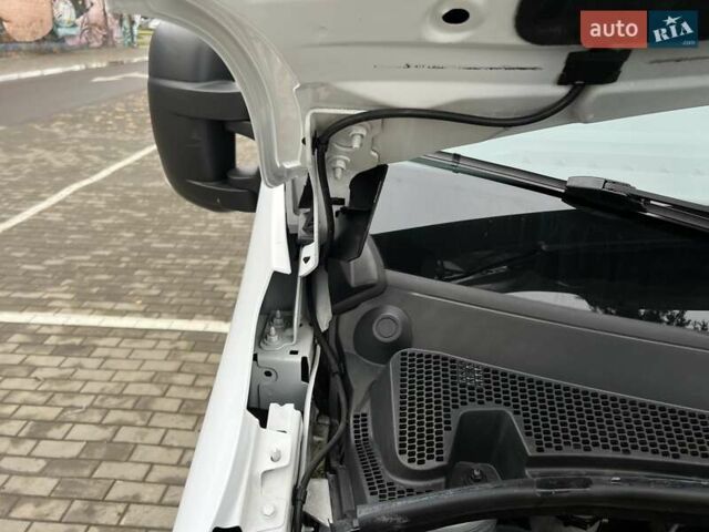 Белый Рено Мастер, объемом двигателя 2.3 л и пробегом 235 тыс. км за 18799 $, фото 19 на Automoto.ua