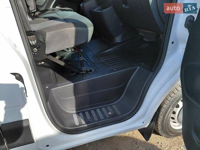 Белый Рено Мастер, объемом двигателя 2.3 л и пробегом 280 тыс. км за 17900 $, фото 52 на Automoto.ua