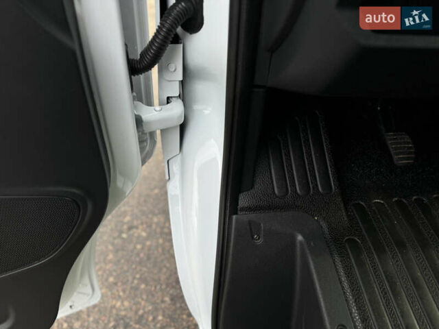 Белый Рено Мастер, объемом двигателя 2.3 л и пробегом 209 тыс. км за 21000 $, фото 52 на Automoto.ua