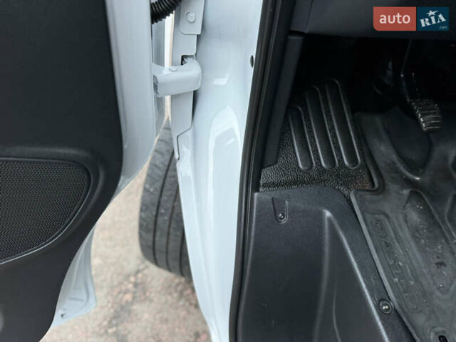 Белый Рено Мастер, объемом двигателя 2.3 л и пробегом 174 тыс. км за 21500 $, фото 75 на Automoto.ua