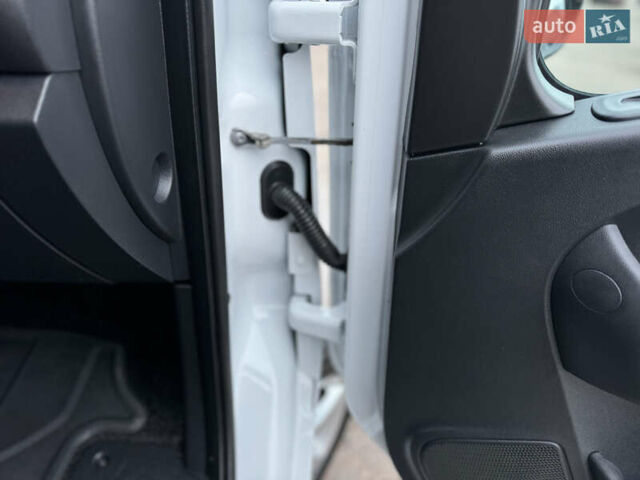 Белый Рено Мастер, объемом двигателя 2.3 л и пробегом 174 тыс. км за 21500 $, фото 56 на Automoto.ua